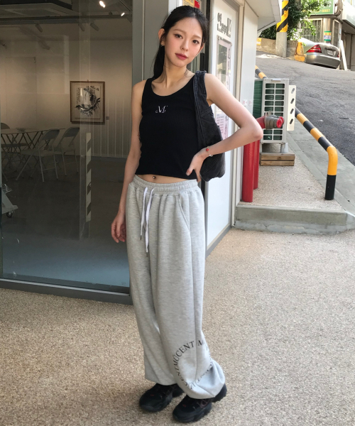 MUCENT(ムセント)の「ディビジョン ワイド スウェット ジョガーパンツ 男女共用 (グレー, ブラック)(スウェットパンツ・レディース・ブラック/グレー・1/2)」の4枚目の写真