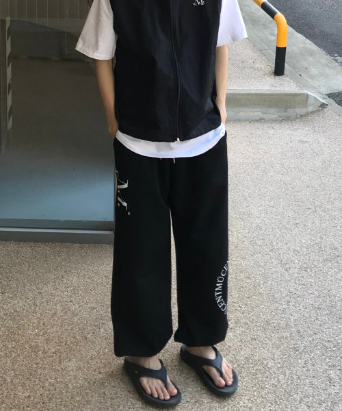 MUCENT(ムセント)の「ディビジョン ワイド スウェット ジョガーパンツ 男女共用 (グレー, ブラック)(スウェットパンツ・レディース・ブラック/グレー・1/2)」の6枚目の写真