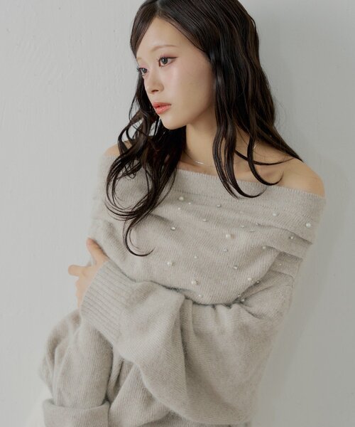 Chico(チコ)の「ビジュー付きアンゴラオフショルニット(ニット/セーター・レディース・ピンク/ブラウン/ベージュ/アイボリー・FREE)」の2枚目の写真