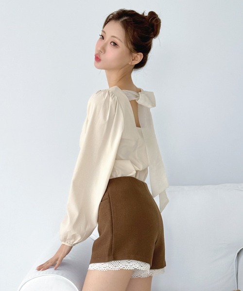 by muni:r(バイ ムニール)の「バックリボンストラップ ブラウス/2026 SS COLLECTION(シャツ/ブラウス・レディース・アイボリー/ブラック・FREE)」の5枚目の写真