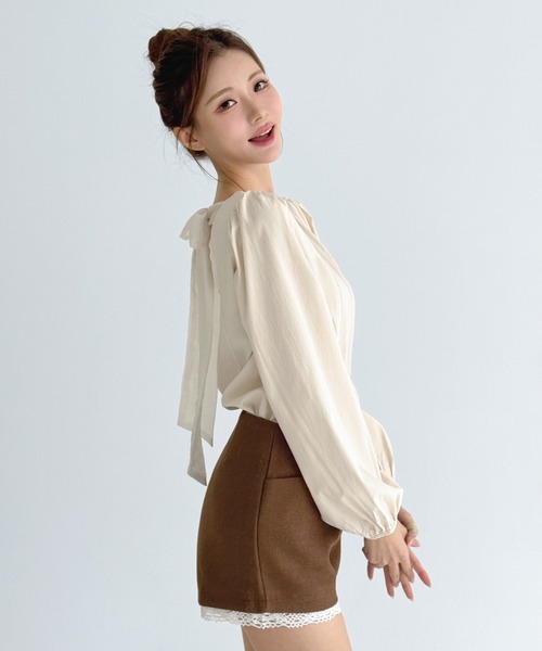 by muni:r(バイ ムニール)の「バックリボンストラップ ブラウス/2026 SS COLLECTION(シャツ/ブラウス・レディース・アイボリー/ブラック・FREE)」の9枚目の写真