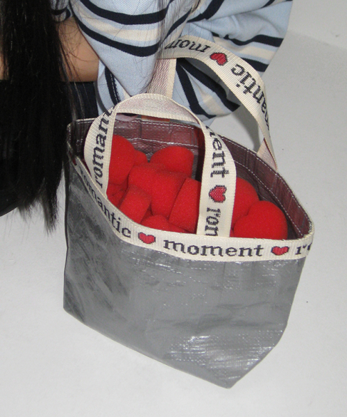 RONRON(ロンロン)の「ROMANTIC MOMENT MINI TARPAULIN BAG SILVER(トートバッグ・レディース・その他・FREE)」の1枚目の写真