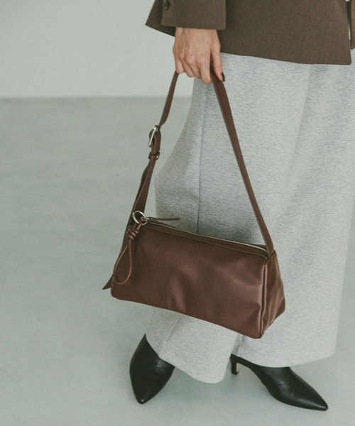 GLOBAL WORK(グローバルワーク)の「スペ軽ロングスクエアショルダーバッグ/634311(ショルダーバッグ・レディース・ライトイエロー/シルバー/ダークブラウン/ブラック・FREE)」の1枚目の写真