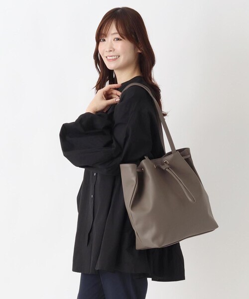 one'sterrace(ワンズテラス)の「SE 合皮フロントドロストトート(トートバッグ・レディース・ブラック系8/グレー系4・99)」の14枚目の写真