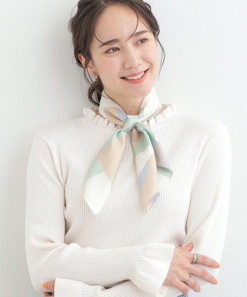 SHOO・LA・RUE（シューラルー）の「プリントスカーフ（65×65cm）（バンダナ/スカーフ・レディース・グリーン系4/イエロー系その他5/ネイビー系3・00）」の4枚目の写真