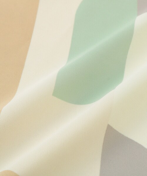 SHOO・LA・RUE（シューラルー）の「プリントスカーフ（65×65cm）（バンダナ/スカーフ・レディース・グリーン系4/イエロー系その他5/ネイビー系3・00）」の6枚目の写真