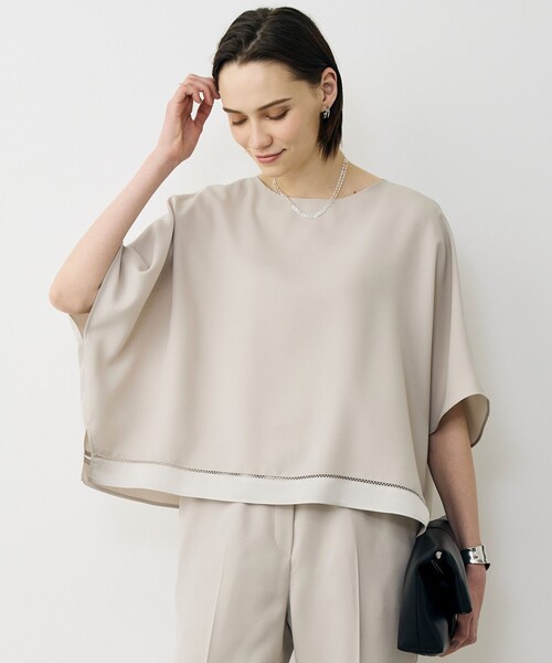 ICB(アイシービー)の「【WEB限定カラーあり】 FluidBackSatin クロップドブラウス(シャツ/ブラウス・レディース・ネイビー系/ブラック系/グレー系/サックスブルー系/ライトイエロー系/ブルー系・4/6/2)」の6枚目の写真