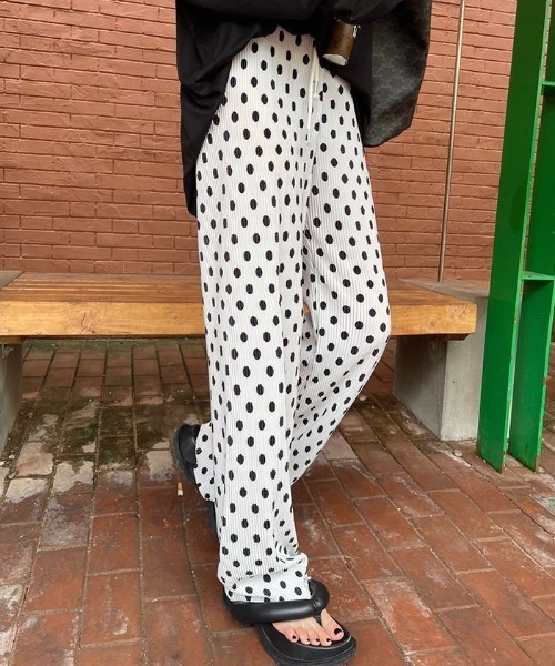 Vipoa(ヴィポア)の「ドットプリーツストレートパンツ(その他パンツ・レディース・ブルー/ピンク/ホワイト/ブラック・FREE)」の1枚目の写真