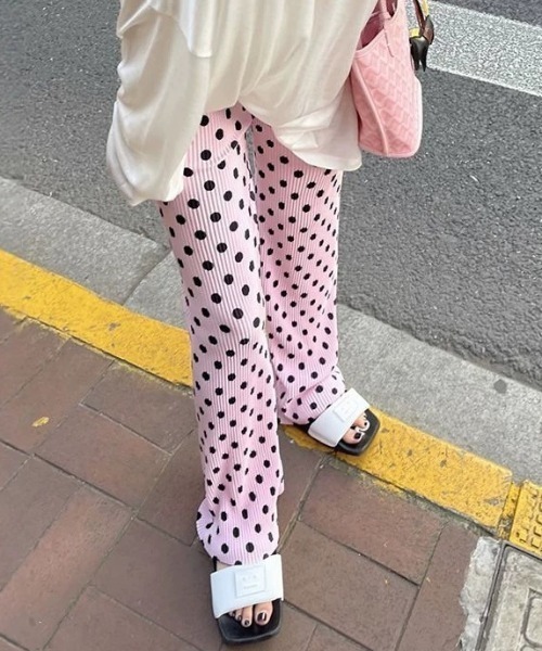Vipoa(ヴィポア)の「ドットプリーツストレートパンツ(その他パンツ・レディース・ブルー/ピンク/ホワイト/ブラック・FREE)」の4枚目の写真