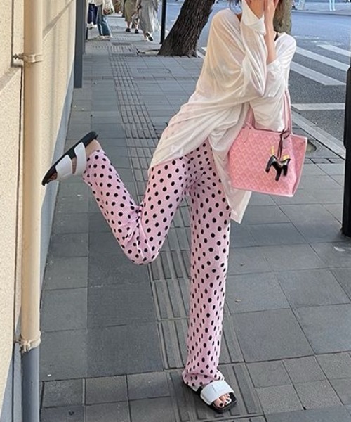 Vipoa(ヴィポア)の「ドットプリーツストレートパンツ(その他パンツ・レディース・ブルー/ピンク/ホワイト/ブラック・FREE)」の5枚目の写真