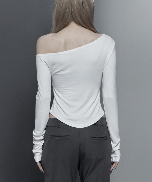 ETRE AU SOMMET（エトレオソメ）の「Lettering Printing One-Shoulder Long Sleeve Top (White)（Tシャツ/カットソー・レディース・ホワイト・FREE）」の3枚目の写真