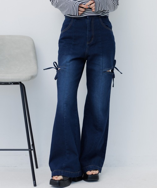 ems excite(エムズエキサイト)の「スリットリボンデニムPT(デニムパンツ・レディース・ライトブルー/ダークブルー・SMALL/MEDIUM)」の2枚目の写真