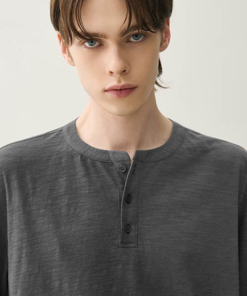 DRAW FIT（ドローフィット）の「ヘイデン ヘンリーネック ロングスリーブTシャツ [チャコール]（Tシャツ/カットソー・メンズ・その他・M/L/XL）」の2枚目の写真