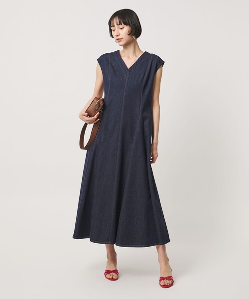 UNITED ARROWS（ユナイテッドアローズ）の「ステッチ Vネック デニムワンピース（ワンピース・レディース・ネイビー/コバルトブルー・38/36）」の2枚目の写真