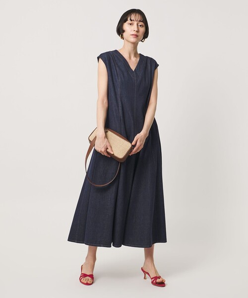 UNITED ARROWS（ユナイテッドアローズ）の「ステッチ Vネック デニムワンピース（ワンピース・レディース・ネイビー/コバルトブルー・38/36）」の4枚目の写真