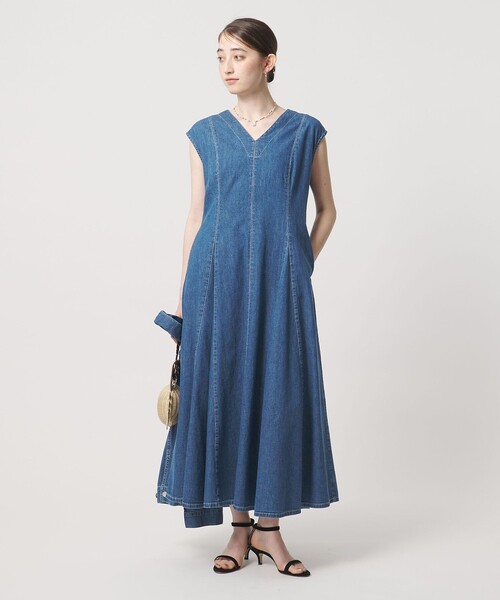 UNITED ARROWS（ユナイテッドアローズ）の「ステッチ Vネック デニムワンピース（ワンピース・レディース・ネイビー/コバルトブルー・38/36）」の6枚目の写真