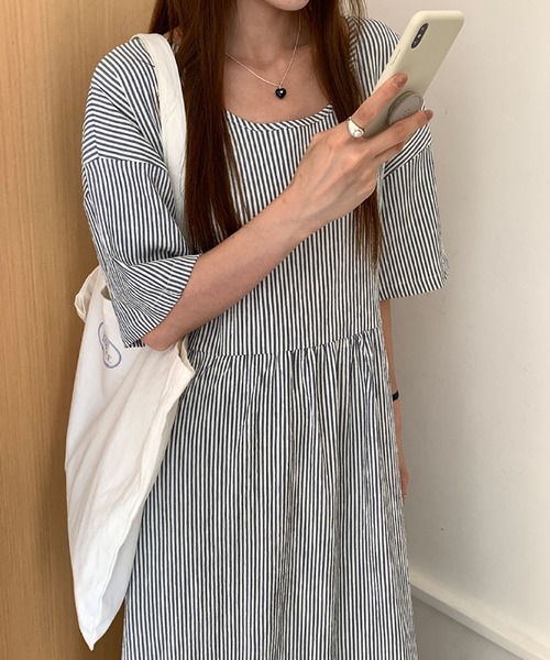 2ly2(トゥーリートゥー)の「ストライプロングワンピース レディース 半袖 ゆったり フレアワンピ(ワンピース・レディース・ブラック/ブルー・FREE)」の7枚目の写真