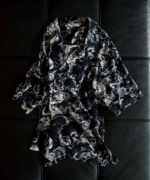 ADAM ET ROPE'(アダムエロペ)の「BLACK ALOHA レーヨンチリメンオープンカラーシャツ(シャツ/ブラウス・メンズ・ブラック系その他2/ブラック系その他/ブラック系その他3・M/L)」の2枚目の写真