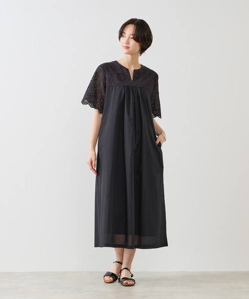 MELROSE claire(メルローズ クレール)の「【スカラップ刺しゅう切替スキッパーワンピース】(ワンピース・レディース・ロイヤルブルー/ブラック・FREE)」の2枚目の写真