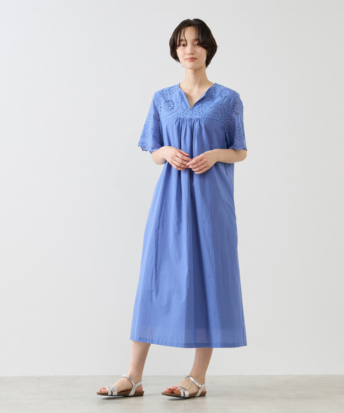 MELROSE claire(メルローズ クレール)の「【スカラップ刺しゅう切替スキッパーワンピース】(ワンピース・レディース・ロイヤルブルー/ブラック・FREE)」の4枚目の写真
