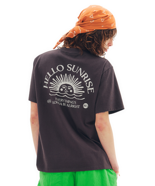 HELLO SUNRISE(ハローサンライズ)の「HS OG Logo Tee_Charcoal(Tシャツ/カットソー・レディース・ダークグレー・LARGE/MEDIUM/SMALL/X-LARGE)」の1枚目の写真