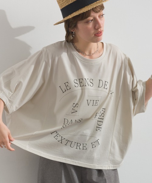 MAFRAIS（マフレ）の「接触冷感 ソフト 天竺 ドルマン スリーブ ロゴ トップス（Tシャツ/カットソー・レディース・ブラウン/チャコールグレー/オフホワイト・FREE）」の2枚目の写真