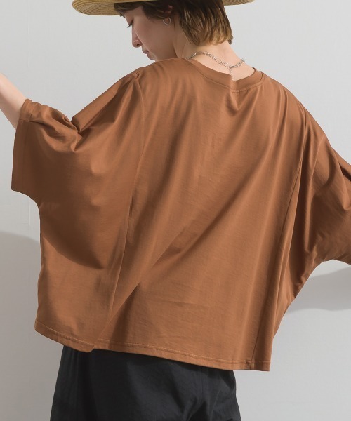 MAFRAIS（マフレ）の「接触冷感 ソフト 天竺 ドルマン スリーブ ロゴ トップス（Tシャツ/カットソー・レディース・ブラウン/チャコールグレー/オフホワイト・FREE）」の4枚目の写真