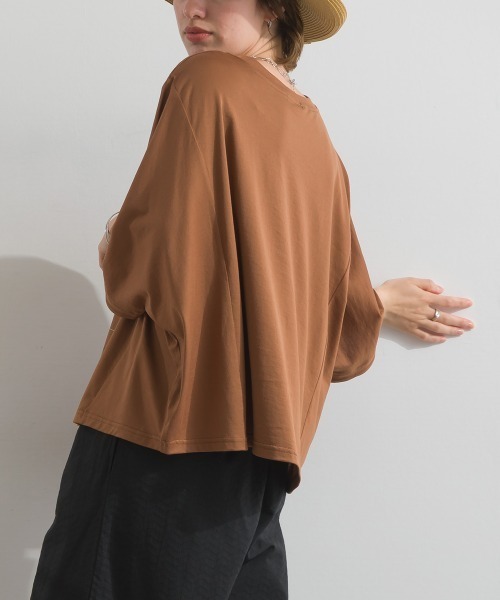 MAFRAIS（マフレ）の「接触冷感 ソフト 天竺 ドルマン スリーブ ロゴ トップス（Tシャツ/カットソー・レディース・ブラウン/チャコールグレー/オフホワイト・FREE）」の5枚目の写真