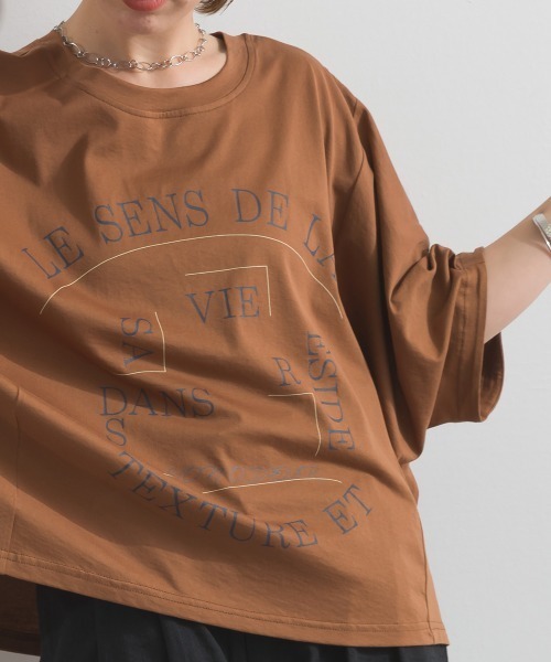 MAFRAIS（マフレ）の「接触冷感 ソフト 天竺 ドルマン スリーブ ロゴ トップス（Tシャツ/カットソー・レディース・ブラウン/チャコールグレー/オフホワイト・FREE）」の6枚目の写真