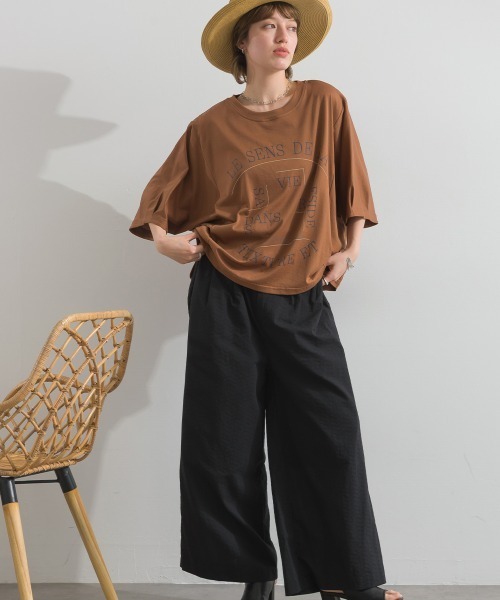 MAFRAIS（マフレ）の「接触冷感 ソフト 天竺 ドルマン スリーブ ロゴ トップス（Tシャツ/カットソー・レディース・ブラウン/チャコールグレー/オフホワイト・FREE）」の7枚目の写真