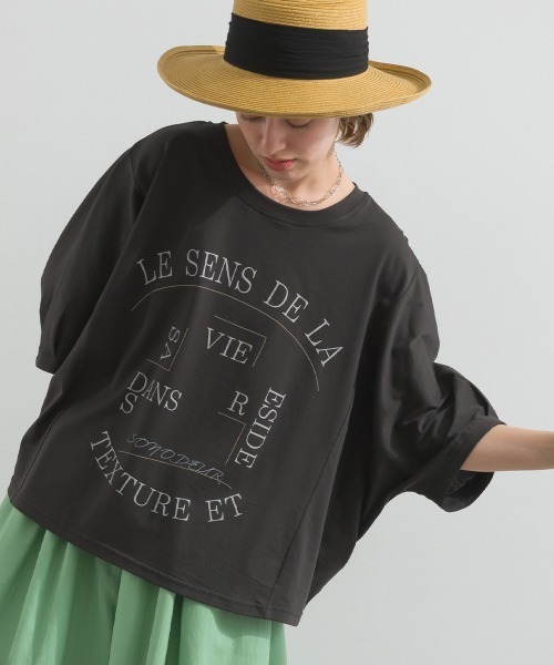 MAFRAIS（マフレ）の「接触冷感 ソフト 天竺 ドルマン スリーブ ロゴ トップス（Tシャツ/カットソー・レディース・ブラウン/チャコールグレー/オフホワイト・FREE）」の8枚目の写真