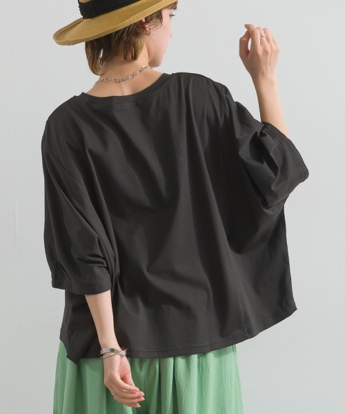 MAFRAIS（マフレ）の「接触冷感 ソフト 天竺 ドルマン スリーブ ロゴ トップス（Tシャツ/カットソー・レディース・ブラウン/チャコールグレー/オフホワイト・FREE）」の10枚目の写真