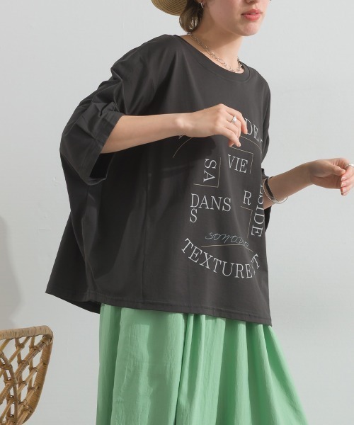 MAFRAIS（マフレ）の「接触冷感 ソフト 天竺 ドルマン スリーブ ロゴ トップス（Tシャツ/カットソー・レディース・ブラウン/チャコールグレー/オフホワイト・FREE）」の11枚目の写真