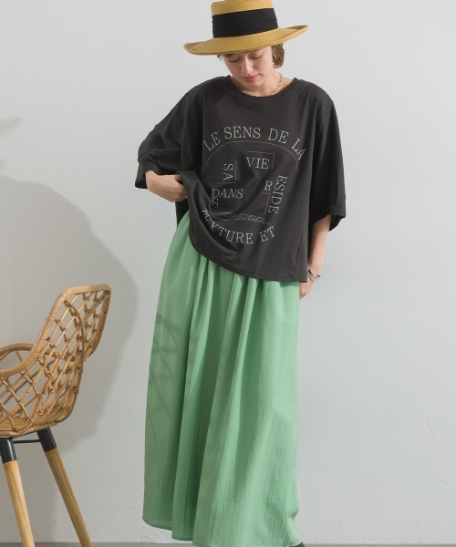 MAFRAIS（マフレ）の「接触冷感 ソフト 天竺 ドルマン スリーブ ロゴ トップス（Tシャツ/カットソー・レディース・ブラウン/チャコールグレー/オフホワイト・FREE）」の13枚目の写真