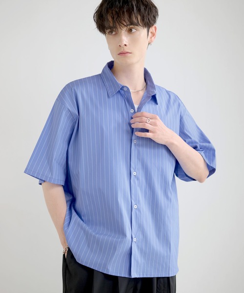 LILL(リル)の「リラクシングピンストライプレギュラーカラーハーフスリーブシャツ(シャツ/ブラウス・メンズ・ホワイト/サックスブルー/ブラック・L/M/S/XL)」の1枚目の写真