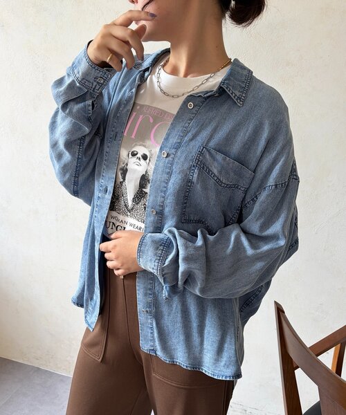 Chez toi(シェトワ)の「BACKギャザーパウダー加工デニムシャツ(シャツ/ブラウス・レディース・サックスブルー/インディゴブルー/ブラック・FREE)」の2枚目の写真