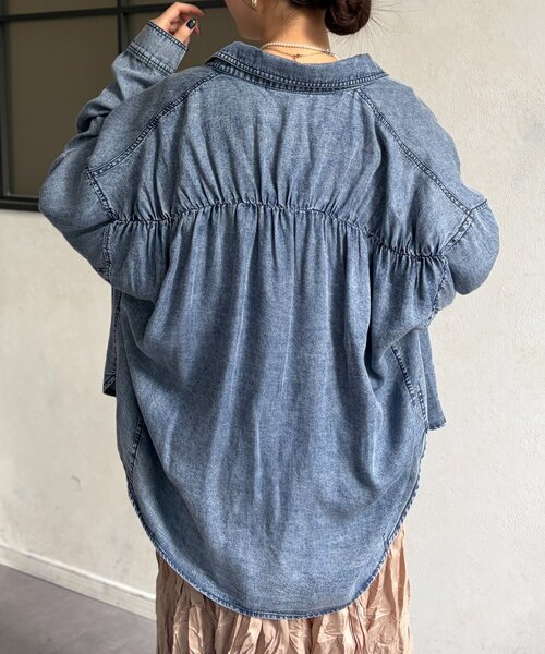 Chez toi(シェトワ)の「BACKギャザーパウダー加工デニムシャツ(シャツ/ブラウス・レディース・サックスブルー/インディゴブルー/ブラック・FREE)」の3枚目の写真
