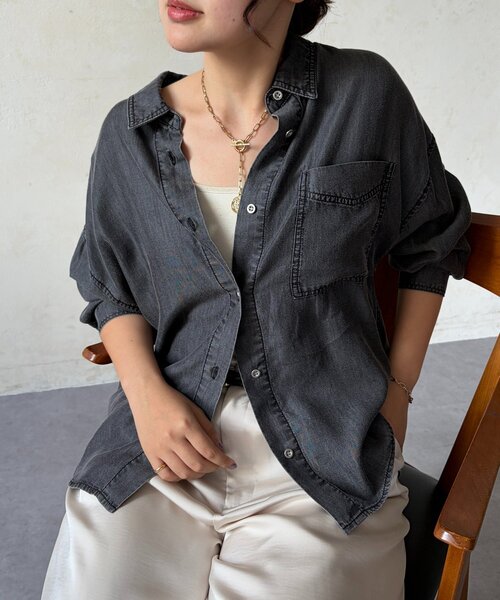 Chez toi(シェトワ)の「BACKギャザーパウダー加工デニムシャツ(シャツ/ブラウス・レディース・サックスブルー/インディゴブルー/ブラック・FREE)」の1枚目の写真
