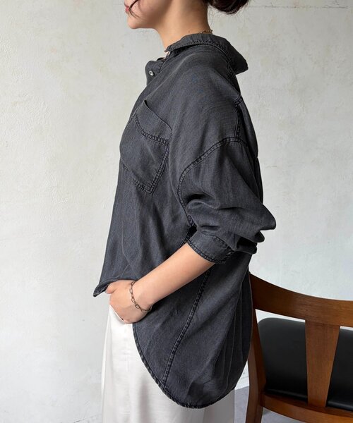 Chez toi(シェトワ)の「BACKギャザーパウダー加工デニムシャツ(シャツ/ブラウス・レディース・サックスブルー/インディゴブルー/ブラック・FREE)」の6枚目の写真