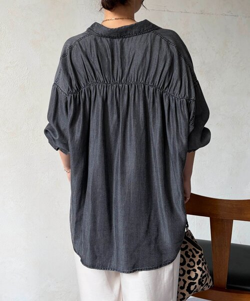 Chez toi(シェトワ)の「BACKギャザーパウダー加工デニムシャツ(シャツ/ブラウス・レディース・サックスブルー/インディゴブルー/ブラック・FREE)」の7枚目の写真