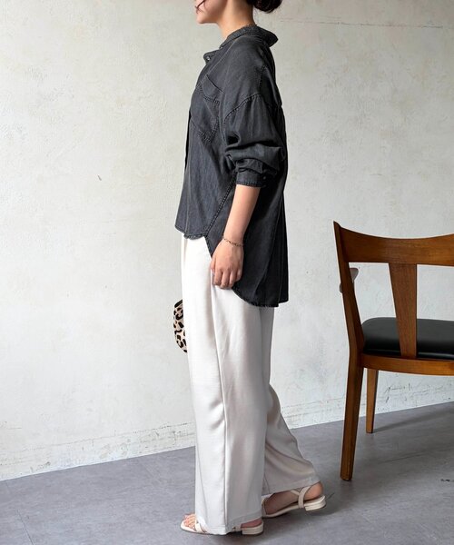 Chez toi(シェトワ)の「BACKギャザーパウダー加工デニムシャツ(シャツ/ブラウス・レディース・サックスブルー/インディゴブルー/ブラック・FREE)」の9枚目の写真