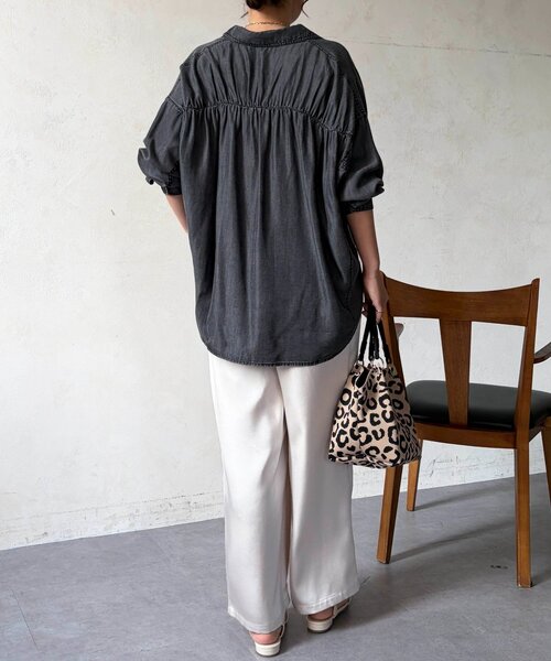 Chez toi(シェトワ)の「BACKギャザーパウダー加工デニムシャツ(シャツ/ブラウス・レディース・サックスブルー/インディゴブルー/ブラック・FREE)」の10枚目の写真