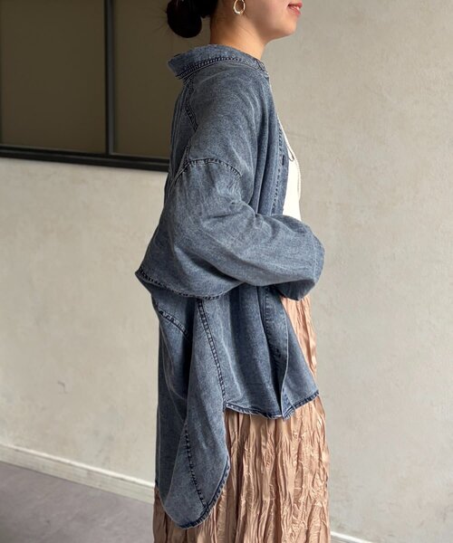 Chez toi(シェトワ)の「BACKギャザーパウダー加工デニムシャツ(シャツ/ブラウス・レディース・サックスブルー/インディゴブルー/ブラック・FREE)」の13枚目の写真