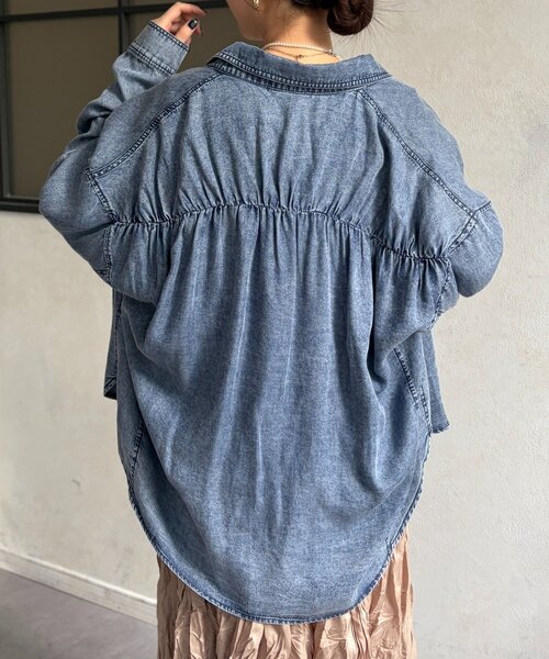 Chez toi(シェトワ)の「BACKギャザーパウダー加工デニムシャツ(シャツ/ブラウス・レディース・サックスブルー/インディゴブルー/ブラック・FREE)」の14枚目の写真