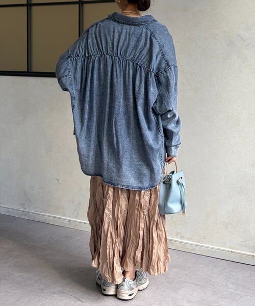 Chez toi(シェトワ)の「BACKギャザーパウダー加工デニムシャツ(シャツ/ブラウス・レディース・サックスブルー/インディゴブルー/ブラック・FREE)」の17枚目の写真