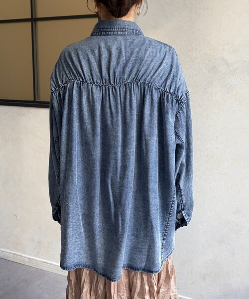 Chez toi(シェトワ)の「BACKギャザーパウダー加工デニムシャツ(シャツ/ブラウス・レディース・サックスブルー/インディゴブルー/ブラック・FREE)」の19枚目の写真