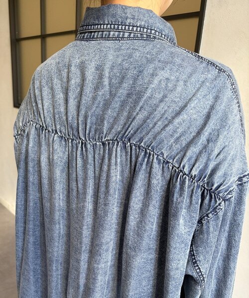 Chez toi(シェトワ)の「BACKギャザーパウダー加工デニムシャツ(シャツ/ブラウス・レディース・サックスブルー/インディゴブルー/ブラック・FREE)」の21枚目の写真