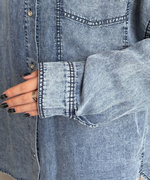 Chez toi(シェトワ)の「BACKギャザーパウダー加工デニムシャツ(シャツ/ブラウス・レディース・サックスブルー/インディゴブルー/ブラック・FREE)」の22枚目の写真
