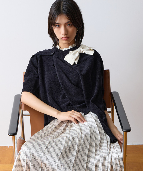 Tiara(ティアラ)の「フリルカラークルーネックプルオーバー(ニット/セーター・レディース・アイボリー/ボルドー/ブラック・FREE)」の2枚目の写真