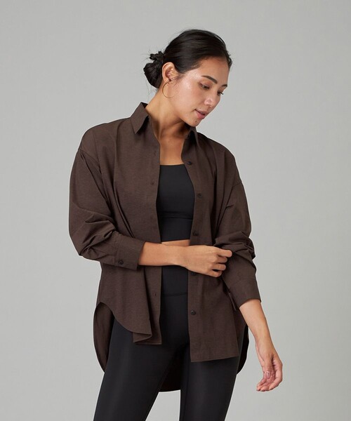Chacott(チャコット)の「EasyCare+ オーバーシャツ(カバーオール・レディース・ブラック/ブラウン・M)」の2枚目の写真